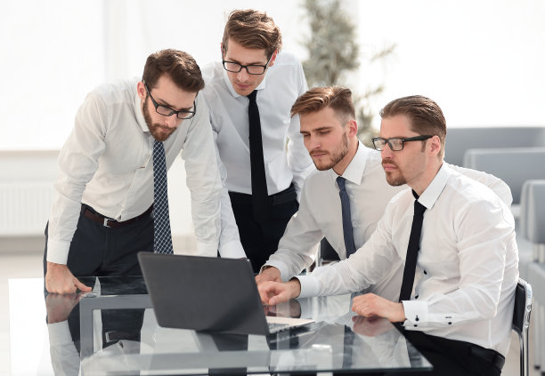 专业的商务团队，现代化的办公环境图片下载