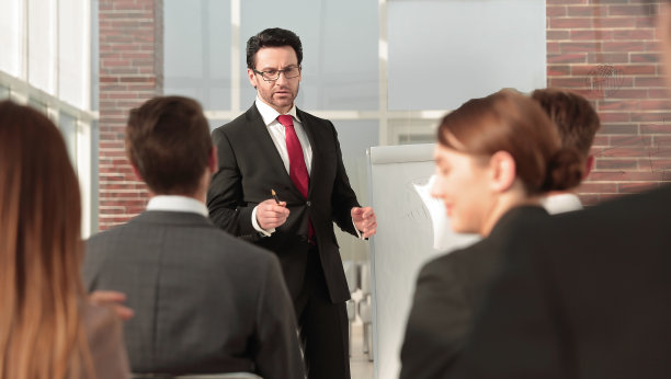 时髦的商人在做演示图片下载