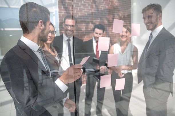 业务团队在玻璃板上阅读业务笔记图片下载