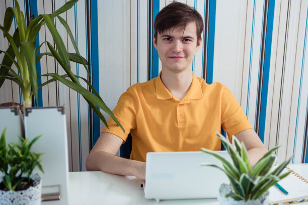 一个学生看着相机的肖像，在家在线学习，在线工作图片下载