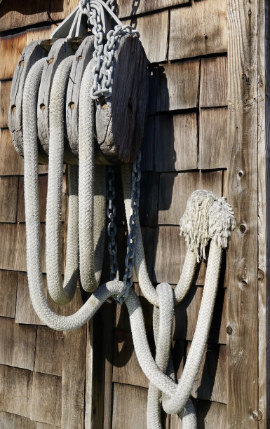 复古木块和滑轮与编织绳图片下载