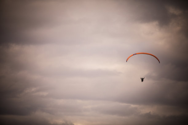 在多云的天空中独自飞翔的滑翔伞图片下载