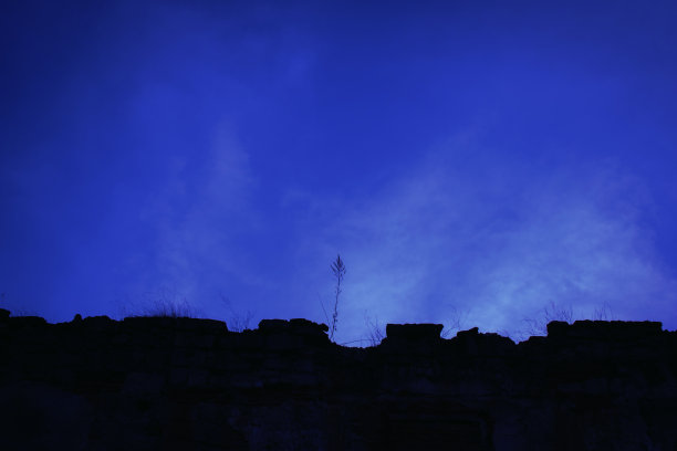 破旧的城墙的黑色剪影图片下载