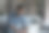 年轻的帅哥在家里用笔记本电脑工作图片下载
