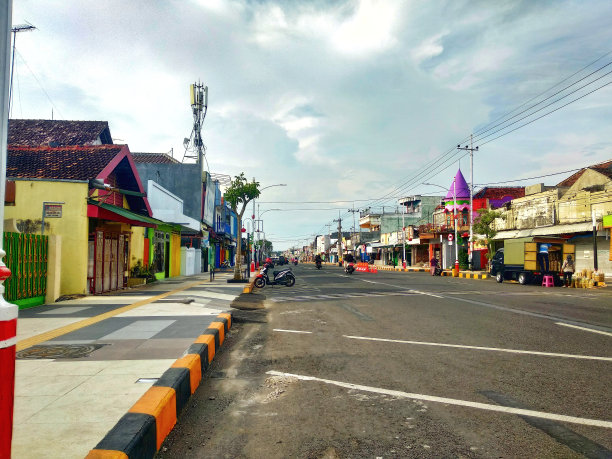 印度尼西亚城市空间的彩色街道建筑图片下载