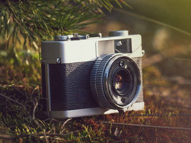 老式测距胶片相机在自然的户外图片下载
