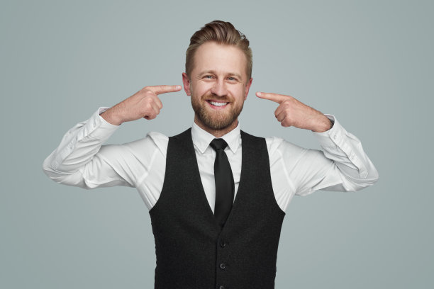 帅气的自我中心的男人在工作室图片下载