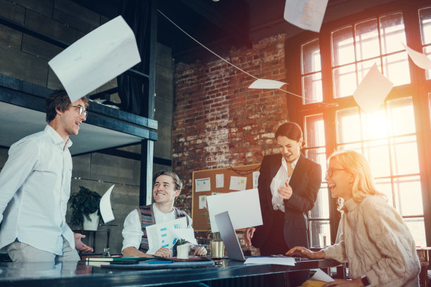 办公室团队庆祝会议成功图片下载