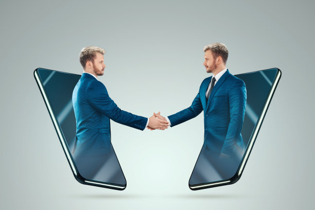 两个商人通过互联网达成了一项交易。新技术，解决问题的现代方法。商业和新技术。图片下载