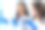 两个年轻漂亮的女科学家在实验室里用试管和显微镜做一些研究图片下载
