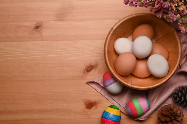 在木制背景上用春天的花朵画复活节彩蛋。复活节快乐的概念。图片下载