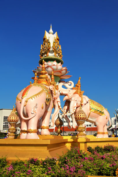 在阳光明媚的日子里，曼谷市中心的彩色大象雕像图片下载