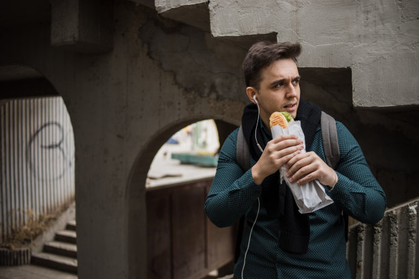 当我们赶时间的时候，街头小吃总是一个不错的选择图片下载
