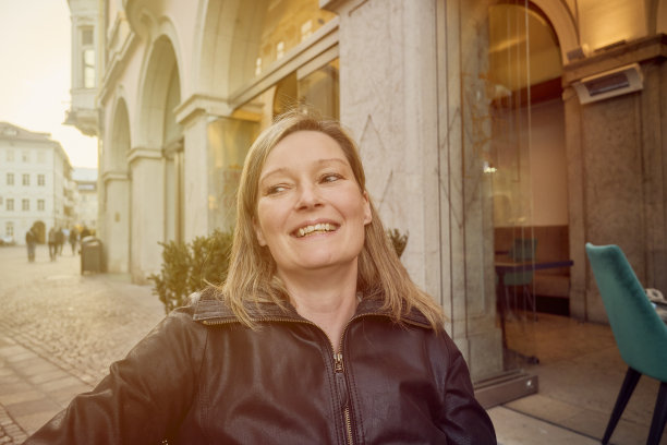 街上女人的肖像图片下载