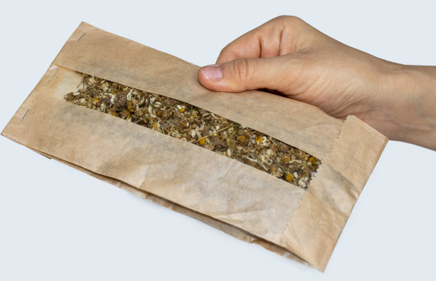 牛皮纸包装的天然茶叶图片下载