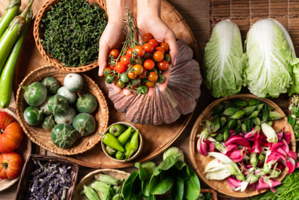 来自泰国北部当地农贸市场的新鲜有机东南亚蔬菜和食用花卉图片下载