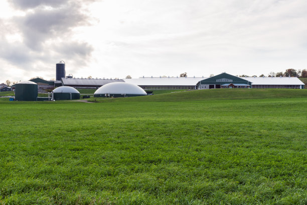 一个多云的秋日，现代农场里的沼气工厂图片下载