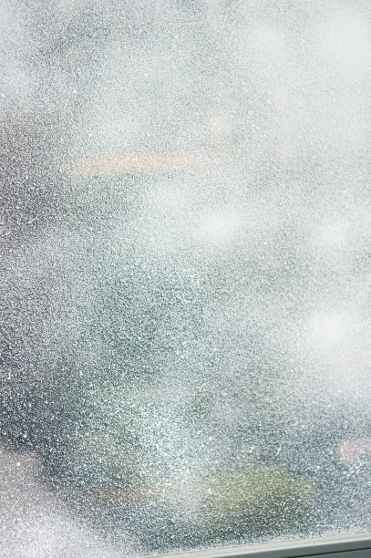 一个完全被雪覆盖的窗户特写图片下载