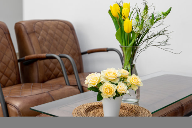 一束花在一个有皮扶手椅的室内桌子上。图片下载
