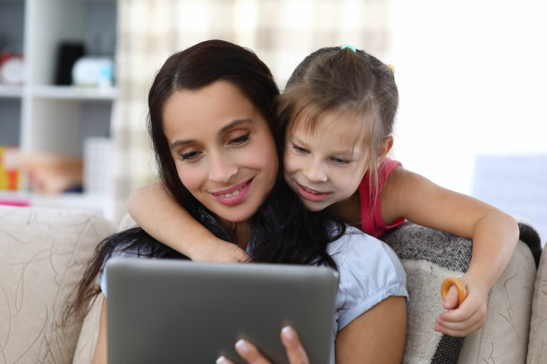 放松微笑的女人和快乐的孩子图片下载