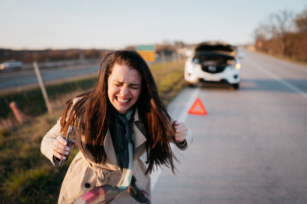 女人呼叫道路救援服务图片下载