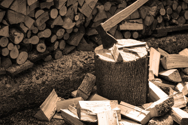 一把斧头和木柴的复古照片图片下载