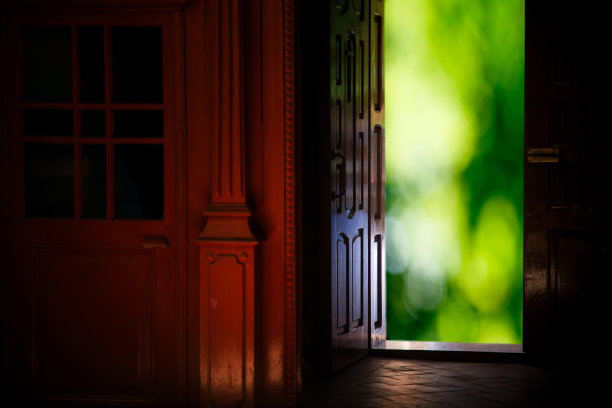 教堂的门对着街道图片下载