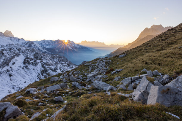 瑞士美丽的风景。云雾缭绕的史诗般的风景。美妙的阳光穿过云层，然后是令人惊叹的日落和日出。完美的瑞士公路之旅。图片下载