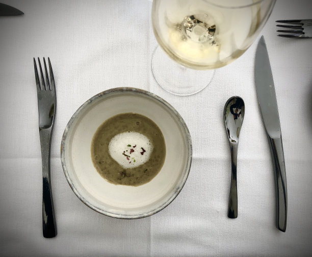 小开胃菜和一杯白葡萄酒图片下载