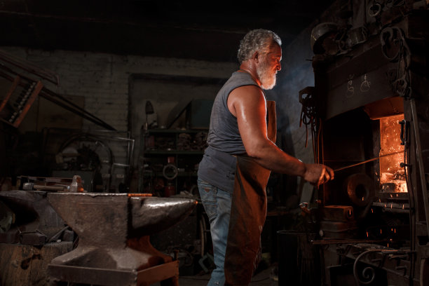 铁匠铺里穿着围裙的工匠图片下载