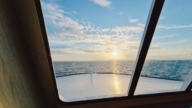 从渡轮里看到的海景图片下载