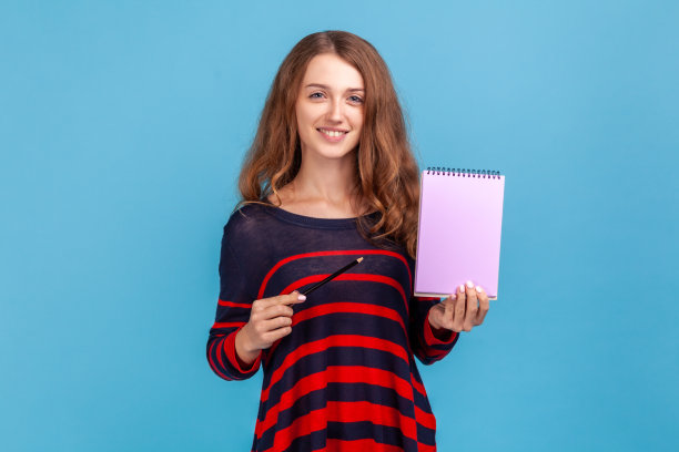 女演员用笔指着组织者，展示广告版面。图片下载