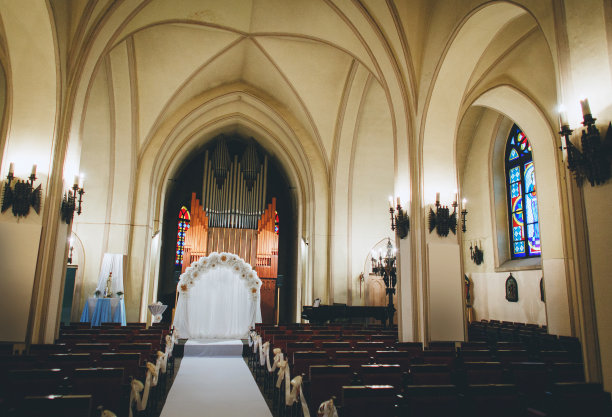 教堂内部的婚礼拱门和装饰图片下载