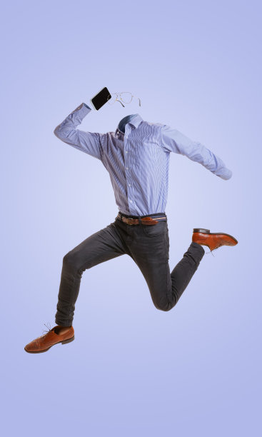 穿着现代商务风格服装的隐形人肖像，在蓝色背景下跑步和打电话。时尚理念，创意图片下载