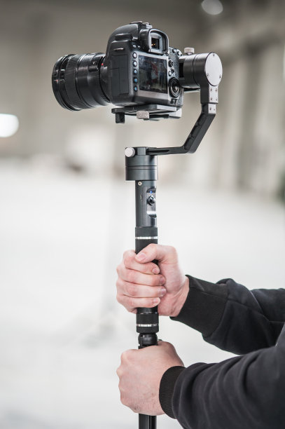 男子手持相机并拍照图片下载