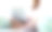 一名年轻女子坐在沙发上使用笔记本电脑远程工作或在线学习的特写图像图片下载