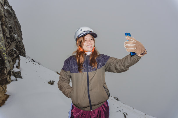 微笑的女人在山上自拍图片下载