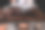 厨师的手握着新鲜的三文鱼。厨师准备日本食物的特写镜头。日本厨师在餐厅做寿司。厨师在木板上制作传统的日本寿司。图片下载