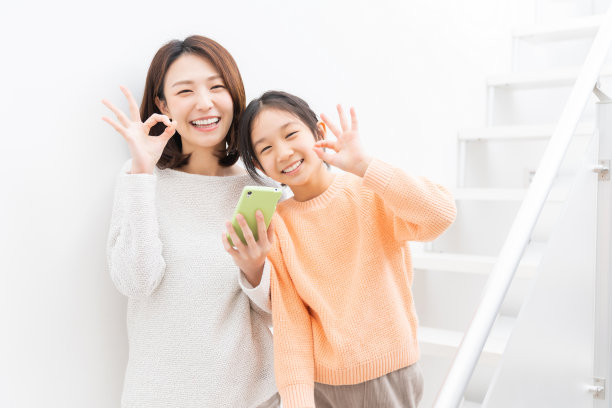 使用智能手机的亚洲母女图片下载