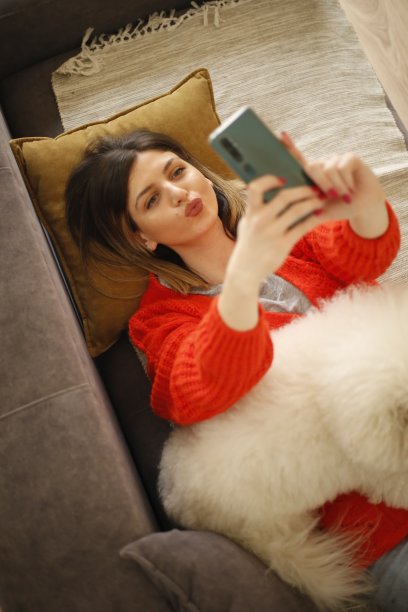 女性在家里做宠物保姆图片下载