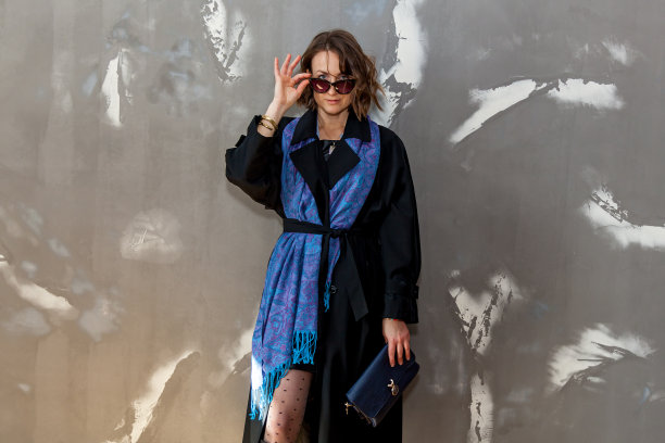 女孩穿着不同的衣服摆姿势图片下载