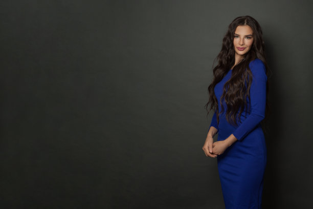 华丽美丽的年轻女子对黑色背景摆姿势图片下载