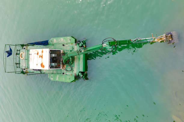 能在水中工作的挖掘机图片下载