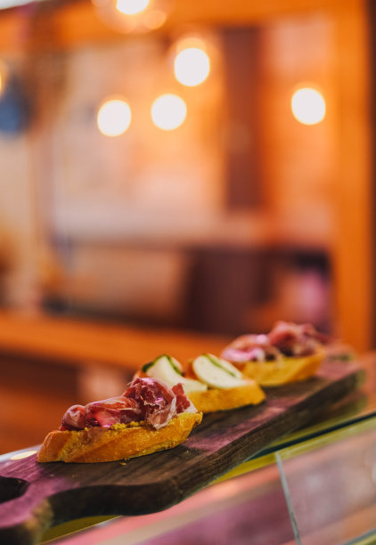 美味的生伊比利亚火腿开胃小菜图片下载