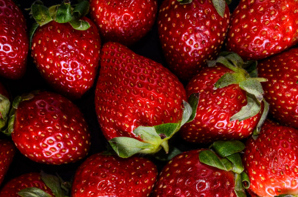 新鲜成熟的草莓图片下载
