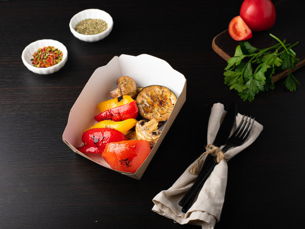 餐厅健康食品递送烧烤蔬菜在外卖盒每日营养在黑暗的背景。图片下载