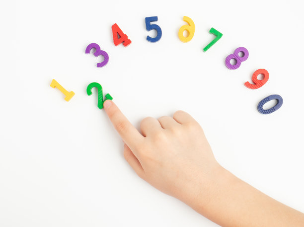 孩子用食指向上移动数字2。早期教育。我们学习颜色，从0到10数数图片下载