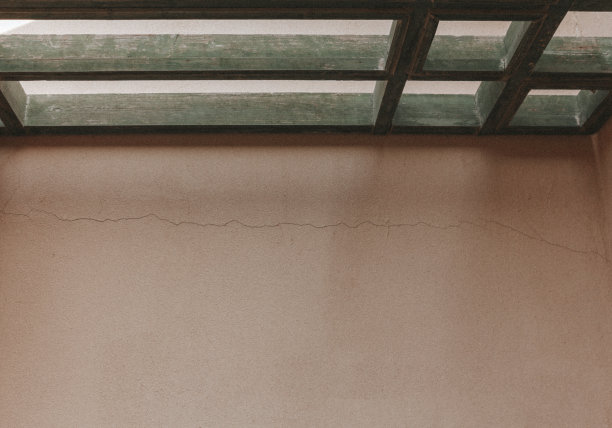 夏日的阳光和阴影。最小的放荡不羁的风格。阿拉伯风格建筑上的木梁。图片下载