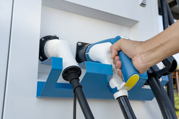 电动汽车充电器电动汽车电池通勤站点。电动汽车插头。图片下载