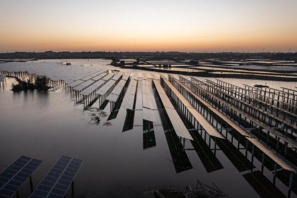 早上无人机拍摄的海上太阳能发电图片下载